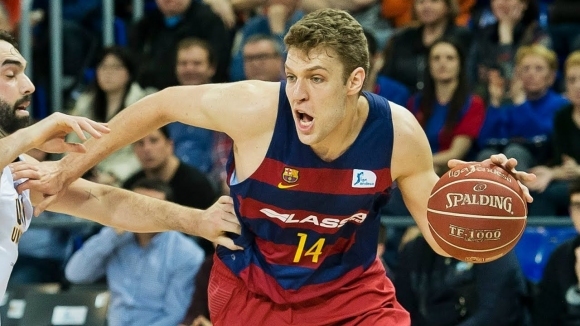 Българският баскетболист Александър Везенков отбеляза две точки за 16:18 минути