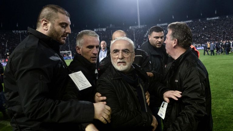 Собственикът на гръцкия футболен клуб ПАОК Иван Савидис се извини