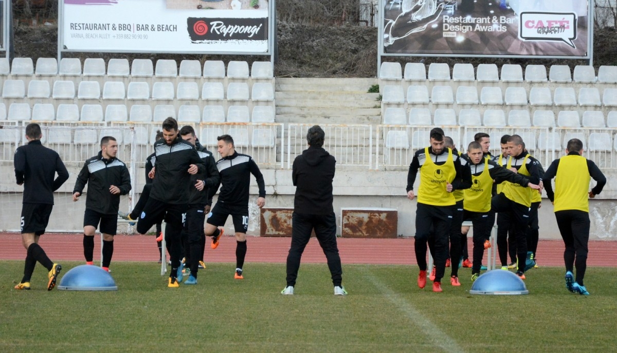 Отборът на Черно море започна вчера подготовка за последния си