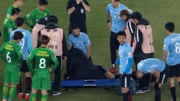 Нещастен инцидент в мач от китайската Суперлига между отборите на