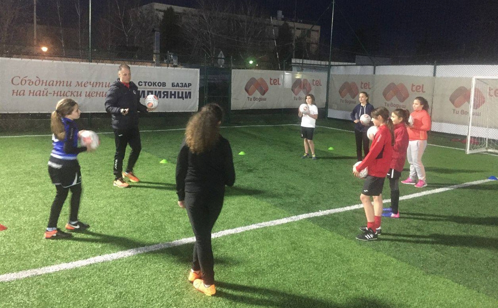 Детска Футболна академия Надежда стартира тренировки за момичета на възраст