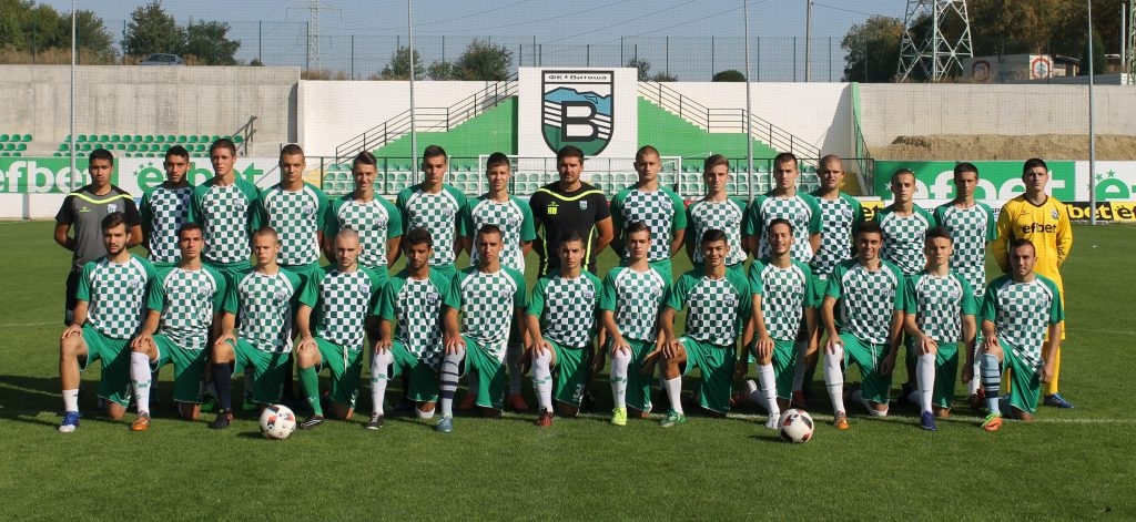 Отборът на Витоша Бистрица до 19 години воден от старши