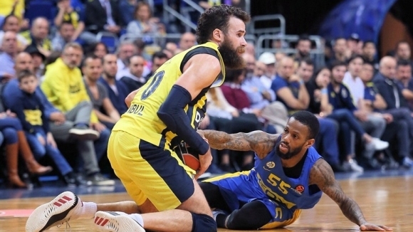 В Истанбул защитаващият титлата си Фенербахче преодоля слаба първа четвърт