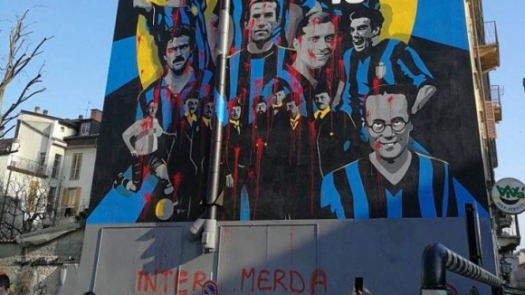 Изключителен акт на вандализиъм сътвориха фенове в Милано разваляйки новосъздадената