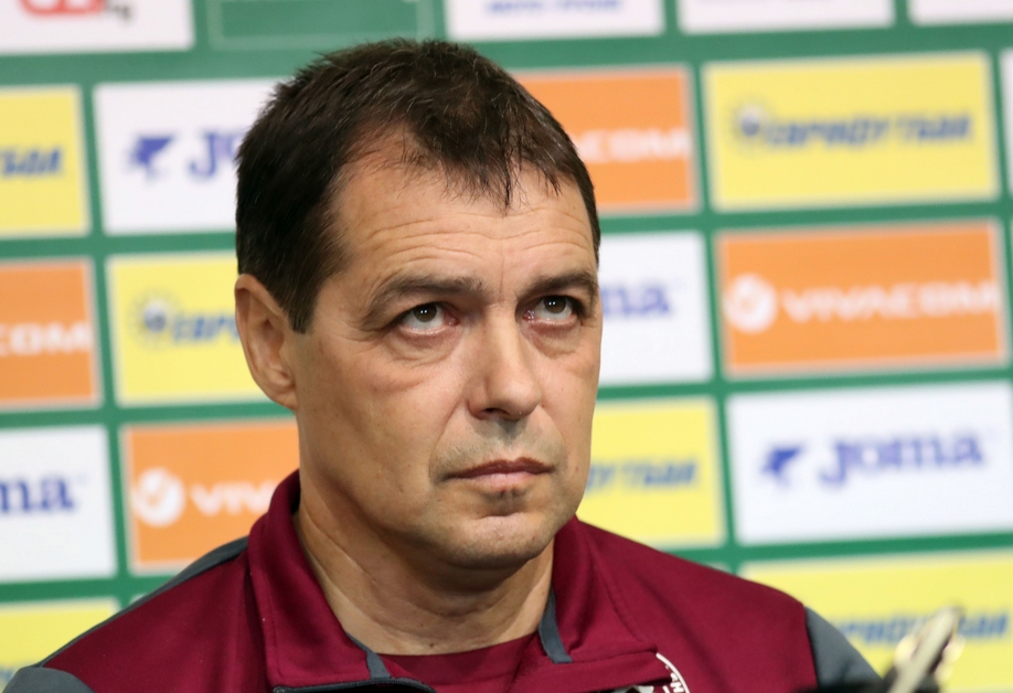 Селекционерът на България Петър Хубчев заяви че фактът че атмосферните