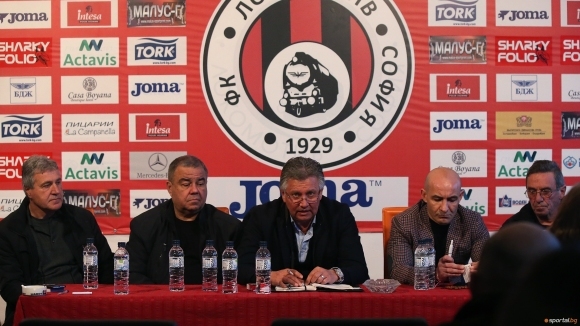 Шефовете на Локомотив София и фенове на тима си стиснаха