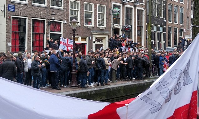 Холандската полиция е арестувала 25 английски футболни запалянковци преди приятелския