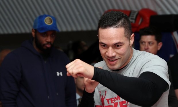 Световният шампион на WBO в тежка категория Джоузеф Паркър продължава