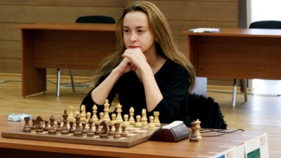 Антоанета Стефанова постигна победа а гросмайстор Иван Чепаринов записа реми