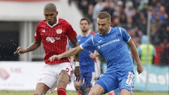 Защитникът на Левски Холмар Ейолфсон игра едно полувреме за националния