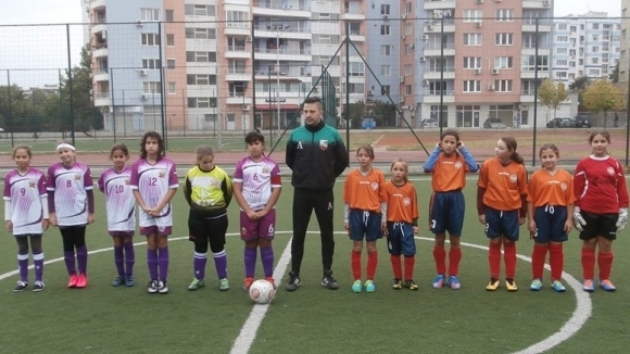 Отборът за девойки до 12 години на футболен клуб Олимпия