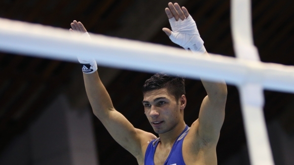 Българският боксьор Даниел Асенов започна успешно защитата на европейската си