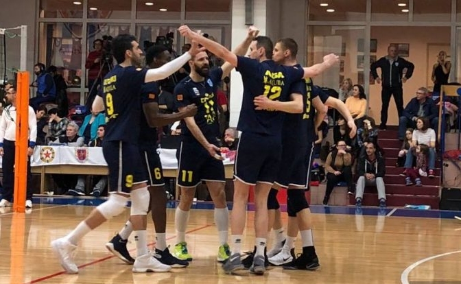 Българският волейболист Павел Душков и неговият Триколорул Плоещ спечелиха дербито