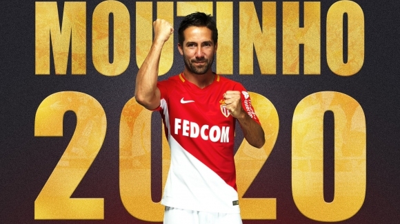 Португалският полузащитник Жоао Моутиньо продължи договора си с френския Монако