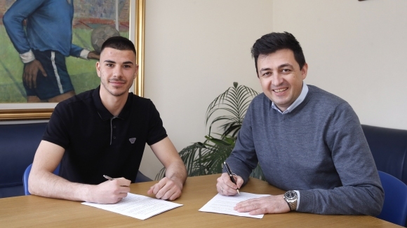 Петър Иванов подписа днес своя професионален договор с ПФК Левски.