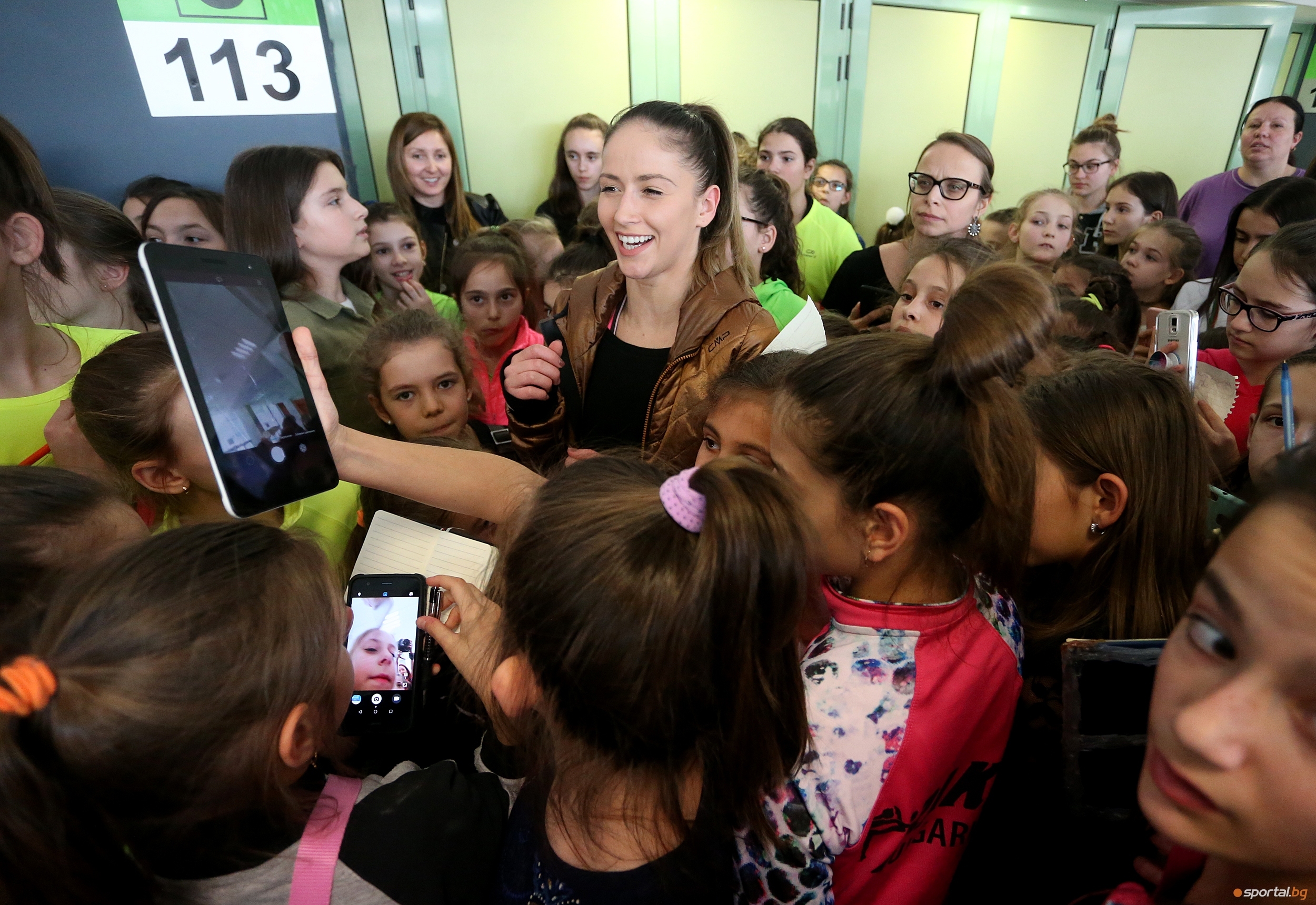 Най-добрата българска гимнастичка Невяна Владинова предизвика истинска истерия сред феновете