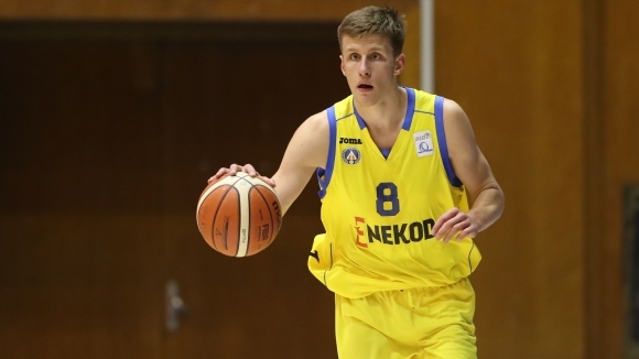 Талантливият български баскетболист Иван Алипиев ще продължи кариерата и образованието