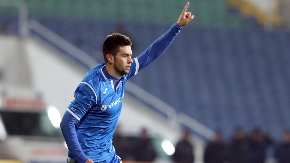 Нападателят на Левски Станислав Костов отговаря на въпроси на феновете