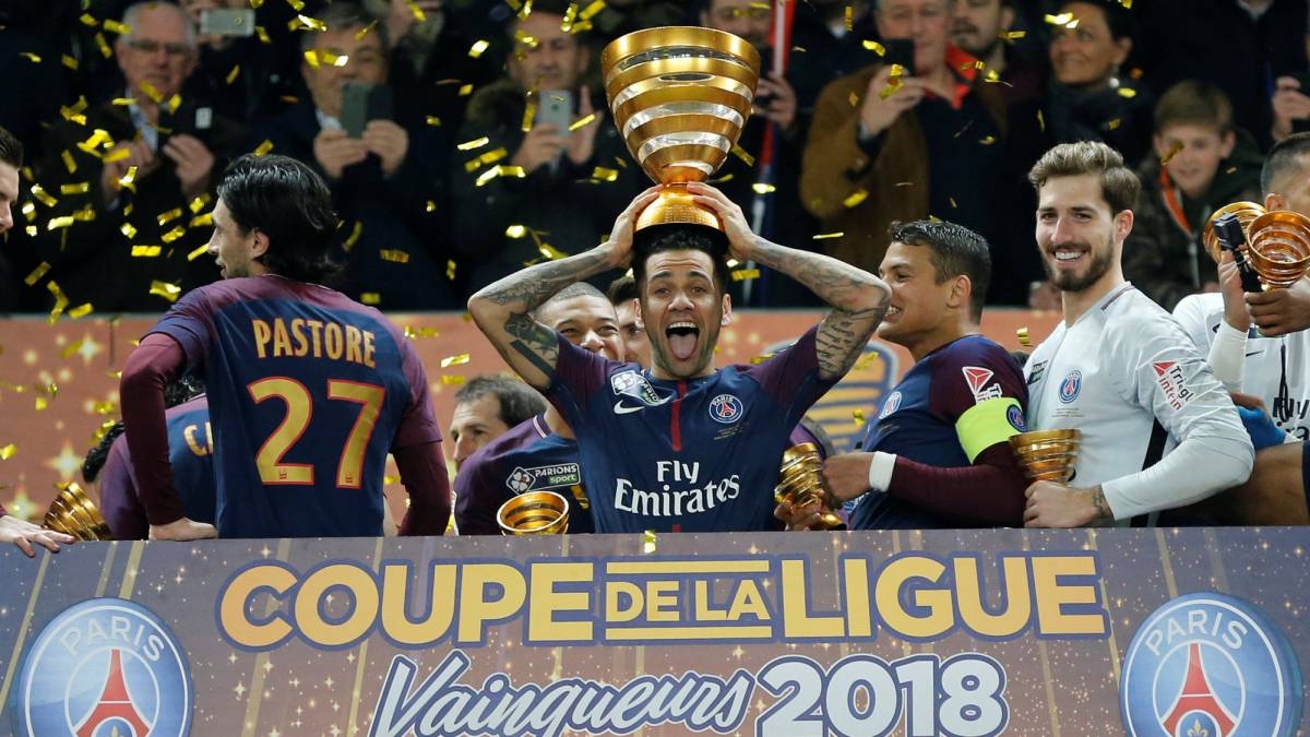 Десният защитник на Пари Сен Жермен Даниел Алвеш вече е