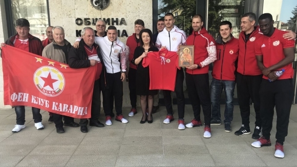Футболисти треньори и директори на ЦСКА София предизвикаха еуфория в Каварна