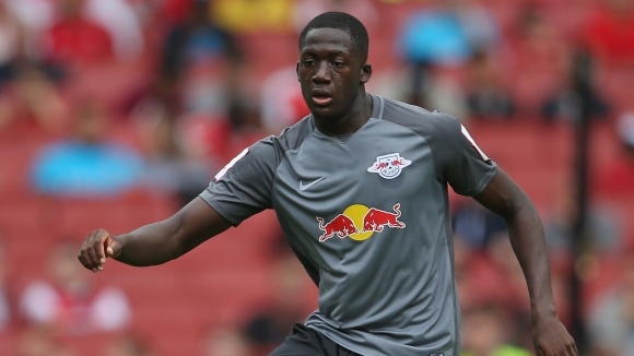 Старши треньорът на РБ Лайпциг Ралф Хазенхютъл подкрепи младите защитници