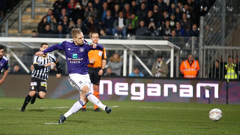 Андерлехт записа трудна но много ценна победа при гостуването си