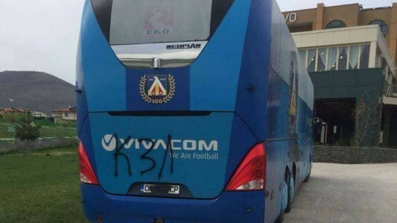 Неизвестни засега извършители надраскаха автобуса на Левски с който отборът
