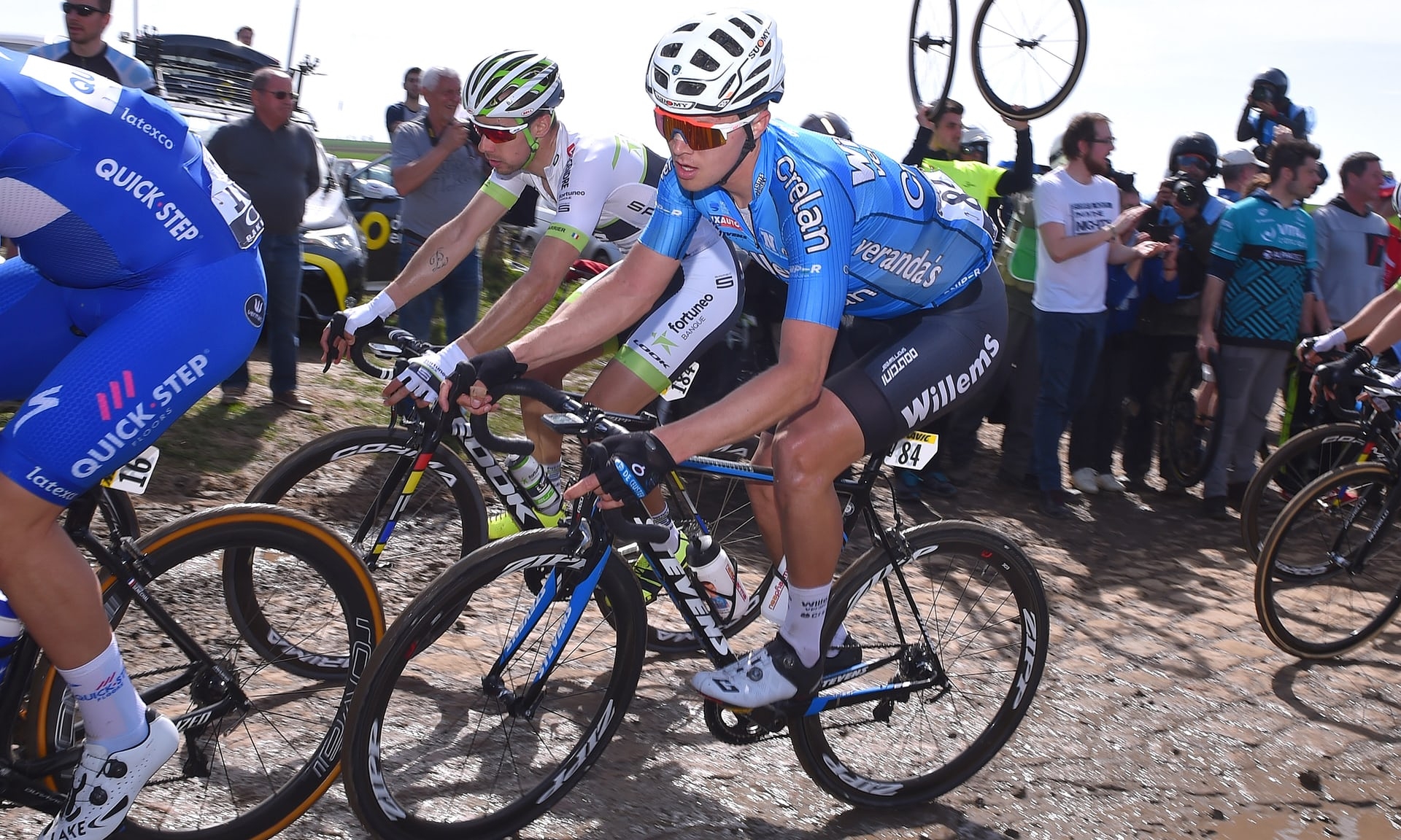 Смъртта на 23 годишния белгийски колоездач Михаел Гоолаертс почерни тазгодишното издание