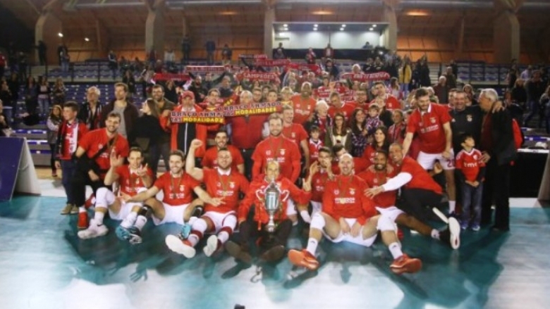 Българският посрещач Мирослав Градинаров и тимът на Бенфика Лисабон триумфираха