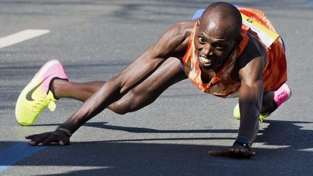 Кенийският състезател в маратона Майкъл Кунюга прояви геройство във финалните