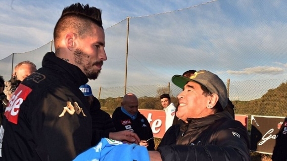 Футболната легенда Диего Армандо Марадона върна жеста на капитана на