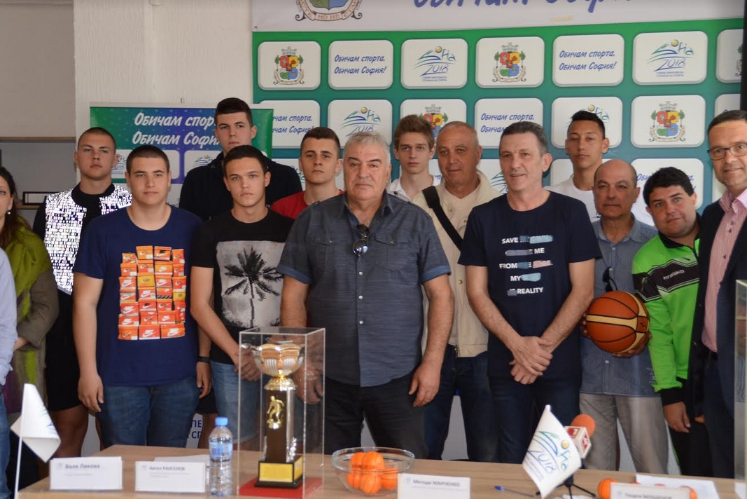 Георги Младенов изтегли жребия за шестия ежегоден турнир по баскетбол