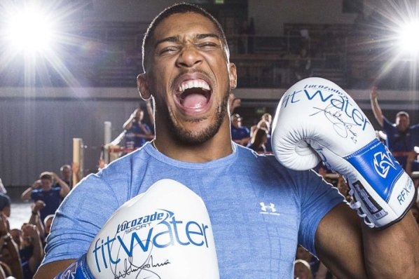 Световният шампион в тежка категория във версиите WBA WBO IBF