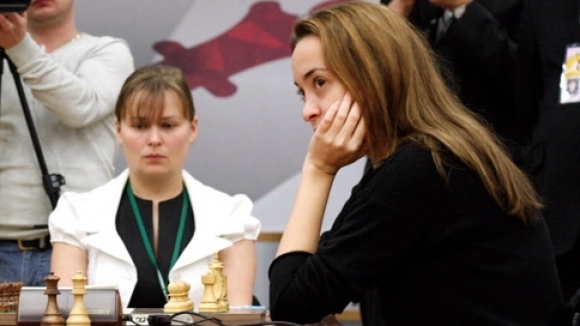 Шампионката от 2002 година Антоанета Стефанова победи с черните фигури