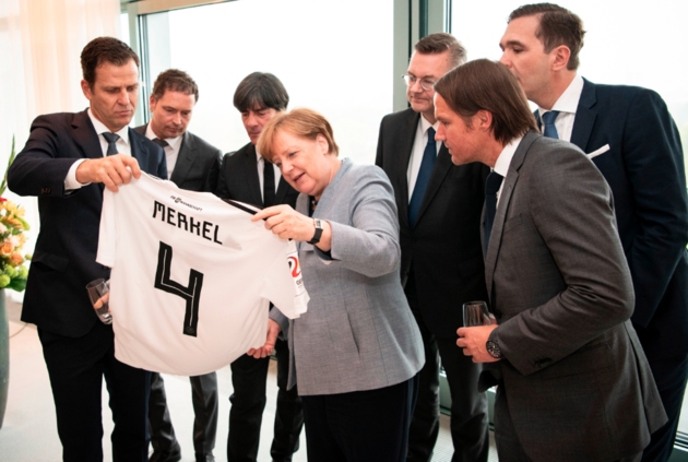 Германския канцлер Ангела Меркел получи подписана фланелка на националния отбор