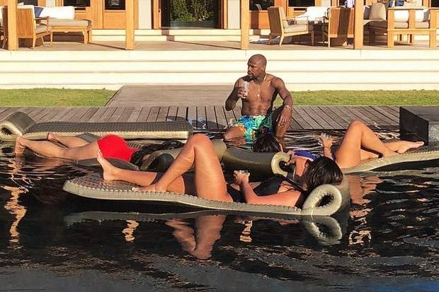 Боксовата легенда Флойд Мейуедър реши да се отдаде на малко