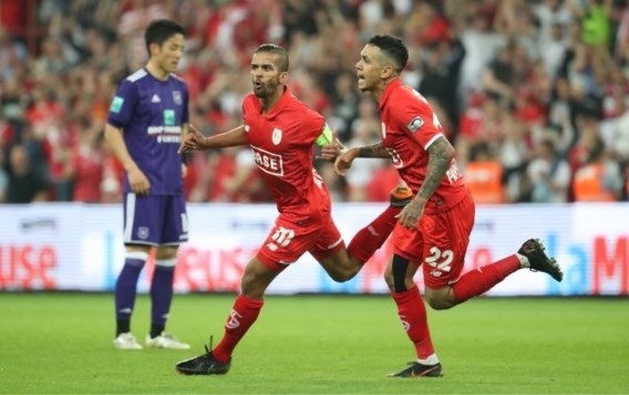 Отборът на Стандард Лиеж спечели с 2 1 голямото дерби