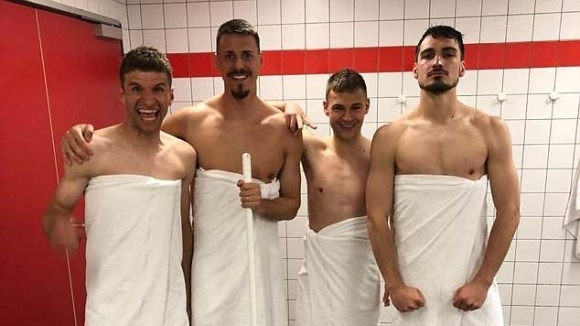 Футболистите на Байерн (Мюнхен) отпразнуваха по необичаен начин гръмката си