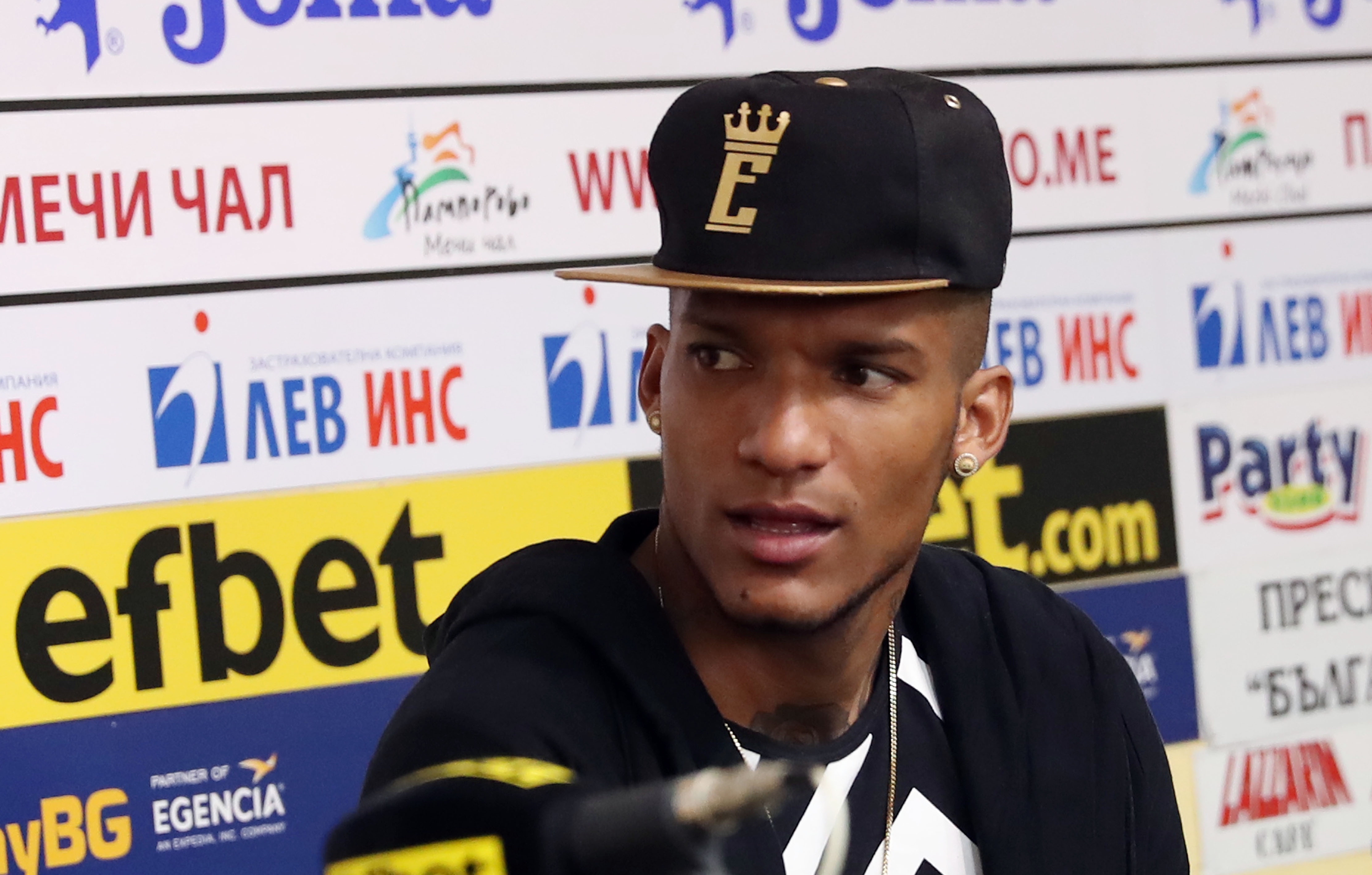 Водещата френска спортна медия Екип потвърди че нападателят на ЦСКА София