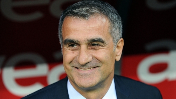 Старши треньорът на Бешикташ Шенол Гюнеш бе изписан от болница