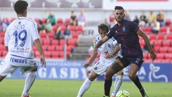 Асистент рефер беше ударен с предмет хвърлен от трибуните по