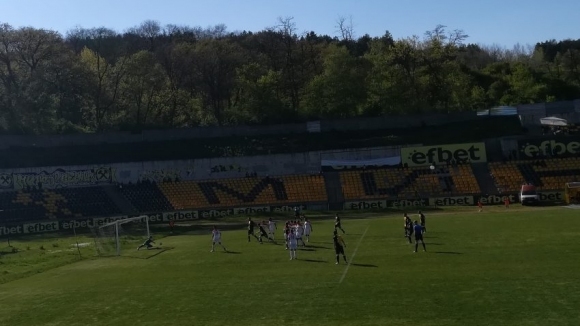 Миньор Перник обърна Беласица от 0 2 до 3 2 и стопли