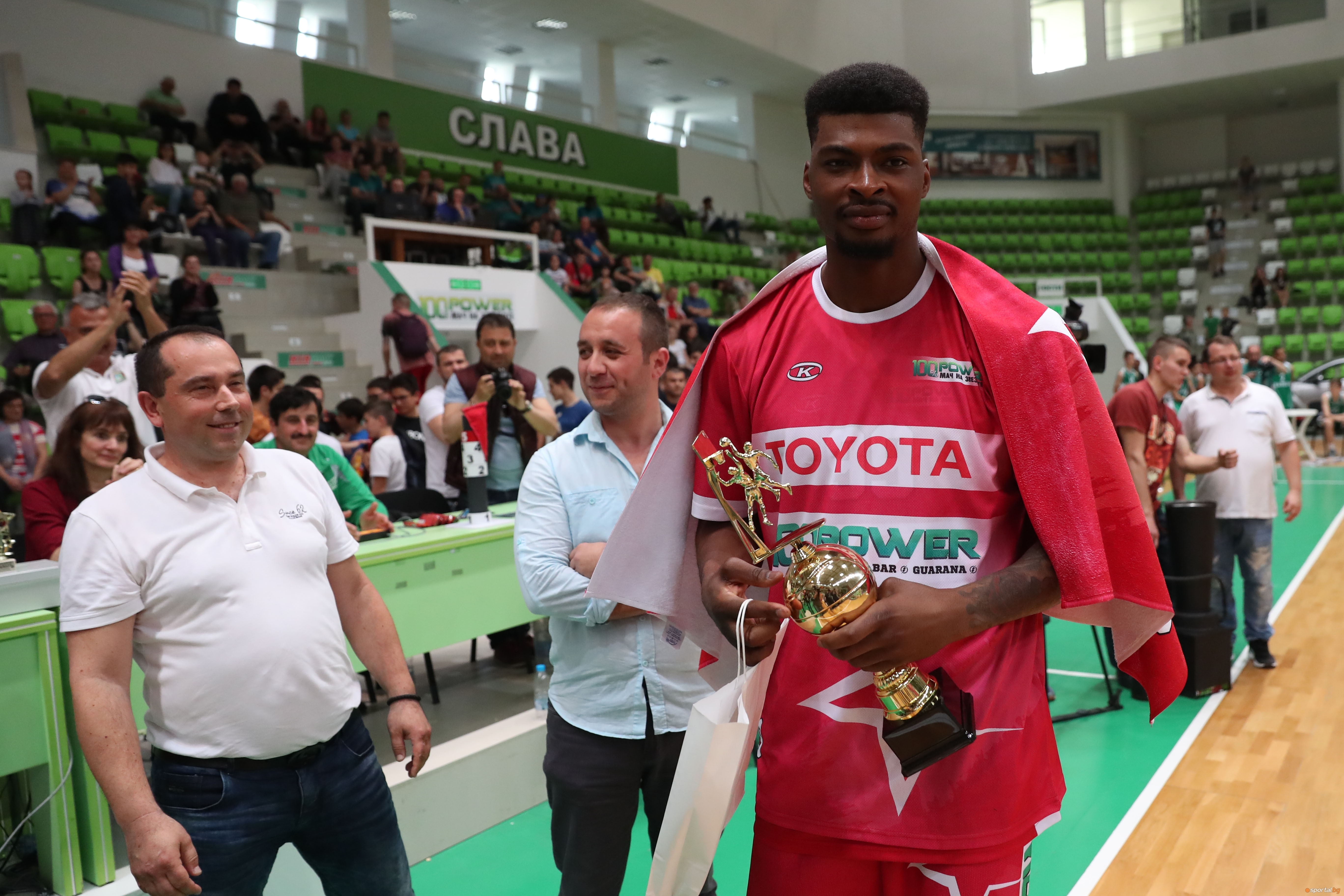 Баскетболистът на Балкан Ботевград ДеВон Уошингтън спечели турнира за забивки