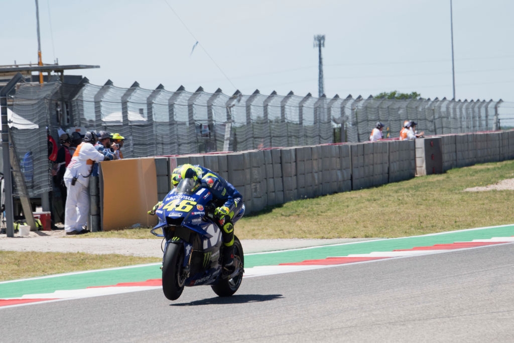 Ветеранът на MotoGP Валентино Роси премина карирания флаг на американската