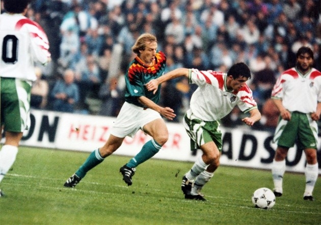 Ивайло Йорданов поема топката между няколко футболисти на Мексико поглежда