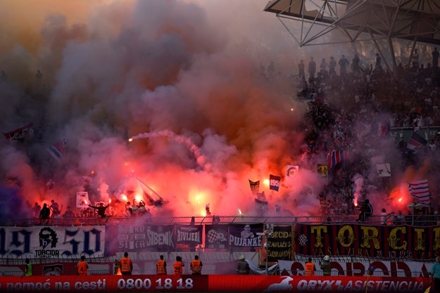 Фенове на хърватския Хайдук Сплит нападнаха играчите след загубата от