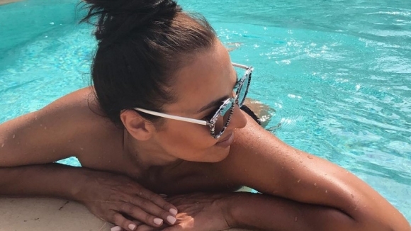 Николета Лозанова реши да използва сестра си за рекламно дупе