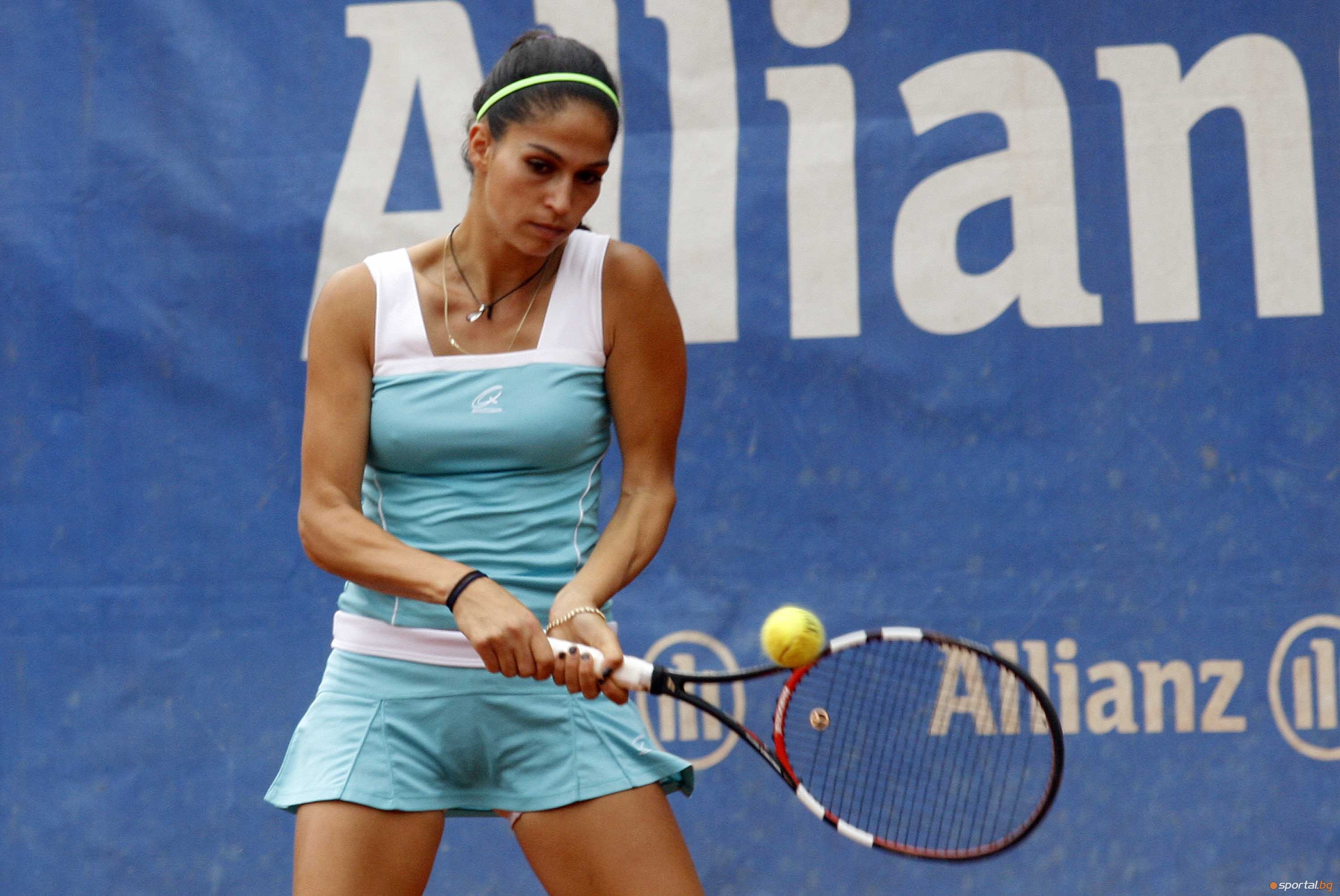 Изабелла Шиникова се класира за четвъртфиналите на турнира на червени
