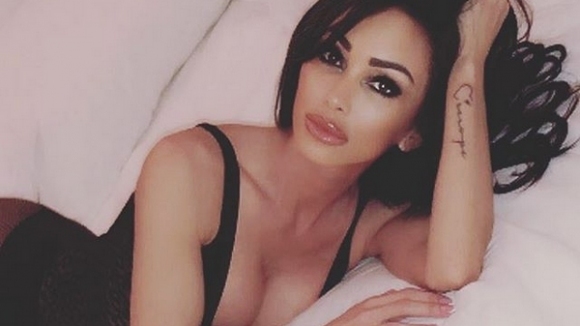 Половинката на Валери Божинов Биляна Дол продължава да изкушава по