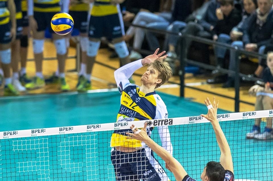 Американският национал и център Максуъл Холт ще остане в италианския